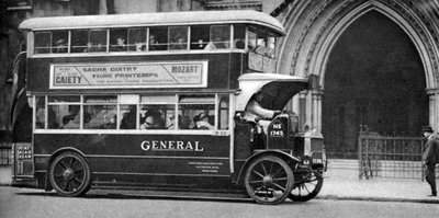Een dubbeldekker bus buiten de Rechtbanken, Londen, 1926-1927 door Unbekannt