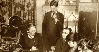 Een familie die luistert naar de uitslag van de algemene verkiezingen van 1923 door Unbekannt