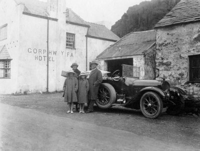 Een familie naast hun auto, Gorphwysfa Hotel, Noord-Wales, ca. 1920s-1930s door Unbekannt