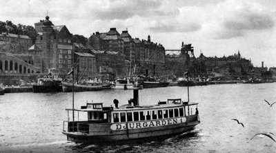 Een veerboot op weg naar het eiland Djurgarden, Stockholm, Zweden, ca. 1923 door Unbekannt