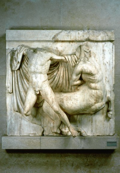 Een gevecht tussen een menselijke Lapith en een Centaur, metope van het Parthenon, c440 v.Chr. door Unbekannt