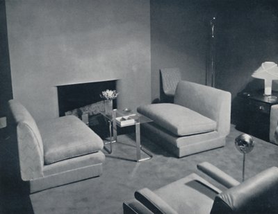 Een groep bij de haard in een woonkamer ontworpen door Russel Wright, 1935 door Unbekannt