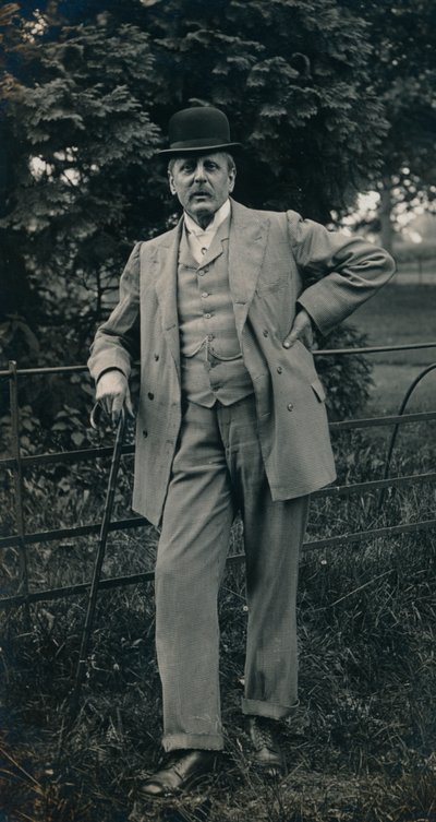 Een heer met een pak en bolhoed c1910 door Unbekannt