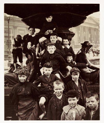Een groep kinderen voor de Steble-fontein, Liverpool, genomen door een onbekende fotograaf rond 1905 door Unbekannt