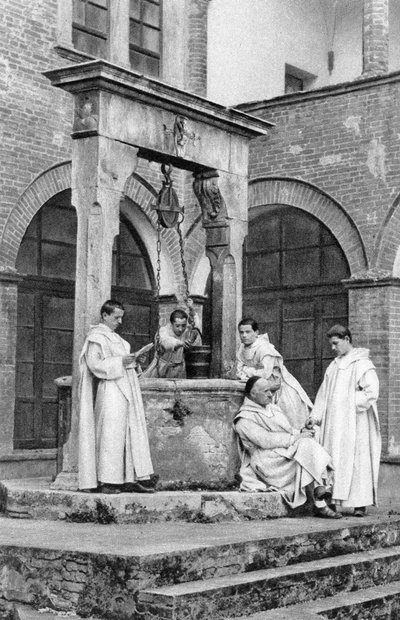 Een groep monniken in het klooster van Monte Oliveto Maggiore, Italië, 1922 door Unbekannt