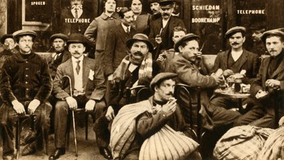 Een groep vluchtelingen-veldwerkers in een café in Parijs, Eerste Wereldoorlog, 1914-1918, 1933 door Unbekannt
