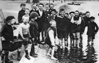 Een groep zomerroeiers in de Serpentine, Londen, 1926-1927 door Unbekannt