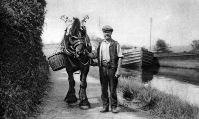 Een paard trekt een kanaalschip door Unbekannt