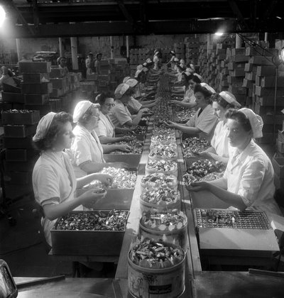 Een rij vrouwelijke arbeiders verpakt 