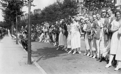Een rij mensen, c1920s door Unbekannt