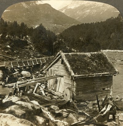 Een houten molen en een waterwiel slijpsteen, aan de Stalheims rivier, Naerodal, Noorwegen, ca. 1905 door Unbekannt