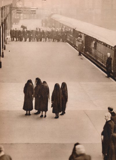 Een eenzame groep koninklijke rouwenden: Koningin Mary met de Prinses Royal, 1936 door Unbekannt