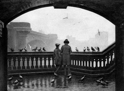 Een man en een jongen die de vogels voeren bij Blackfriars Bridge, Londen, 1926-1927 door Unbekannt