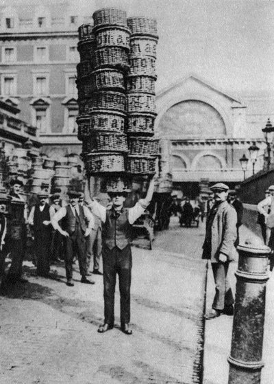 Een man die veel manden op zijn hoofd draagt, Covent Garden, Londen, 1926-1927 door Unbekannt