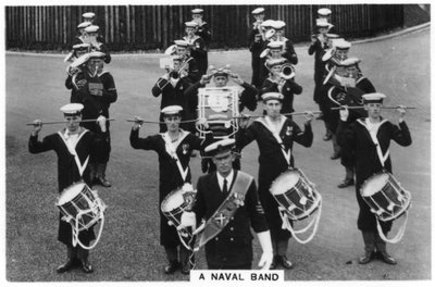 Een marineband van de HMS Vernon walinrichting in Portsmouth door Unbekannt