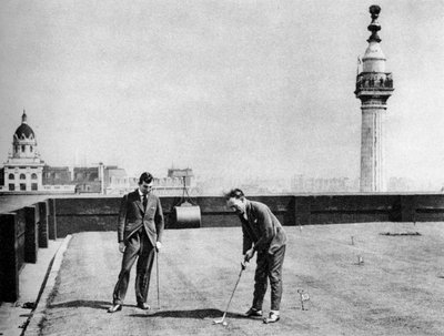 Een putting green op het dak van Adelaide House, nabij London Bridge, Londen, 1926-1927 door Unbekannt