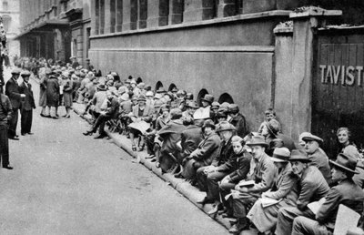 Een rij voor eerste nacht tickets in Covent Garden, Londen, 1926-1927 door Unbekannt
