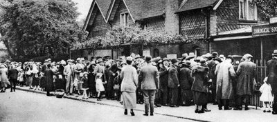 Een rij voor de dierentuin op een nationale feestdag, Londen, 1926-1927 door Unbekannt