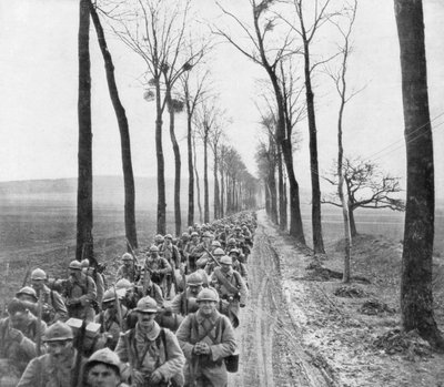 Een regiment Franse infanterie gaat naar het front, Frankrijk, 30 maart 1918 door Unbekannt