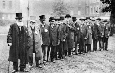 Een rij oude koetsiers, Londen, 1926-1927 door Unbekannt