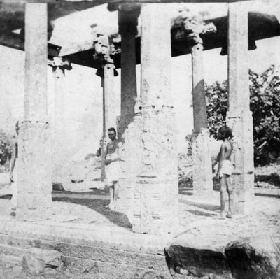 Een verwoeste tempel nabij Madras, India, 1874 door Unbekannt