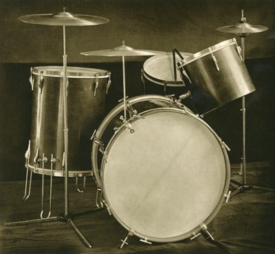 Een set slaginstrumenten, trommels en bekkens van Tsjechoslowaakse makelij, 1948 door Unbekannt