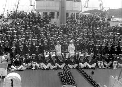 Een scheepsbemanning op dek door Unbekannt