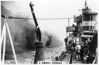 Een rookgordijn gelegd door een torpedobootjager, 1937 door Unbekannt