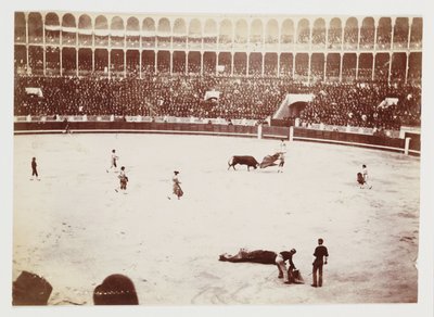 Een momentopname van een stierengevecht voor een groot publiek in de Las Ventas del Espiritu Santo arena, Madrid, genomen door een onbekende fotograaf rond 1930 door Unbekannt