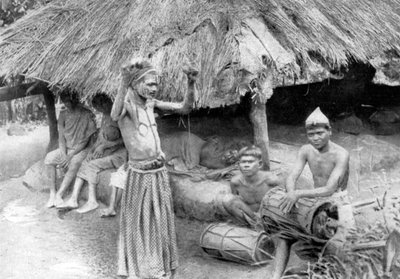Een tovenaar verdrijft een geest uit een zieke man in Zuid-India, 1926 door Unbekannt