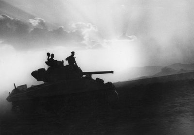 Een squadron tanks op weg naar Rammacca, Sicilië, 10 juli 1943 door Unbekannt