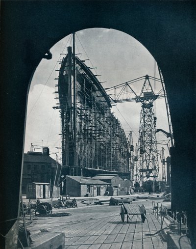 Een opvallend boegzicht van de gigantische Cunard-liner, Queen Mary, in Clydebank, Glasgow, 1934 door Unbekannt