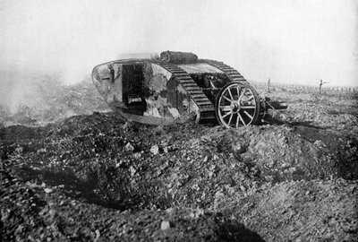 Een tank in actie aan het Westfront, Somme, Frankrijk, Eerste Wereldoorlog, 1914-1918 door Unbekannt