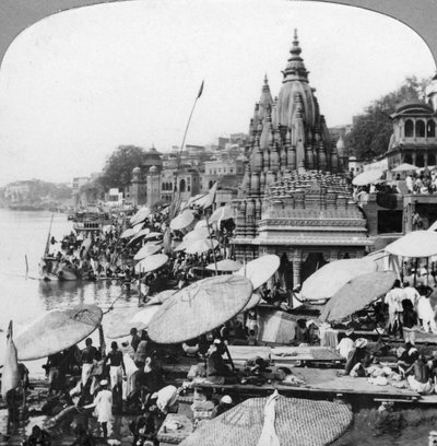 Een tempel en ghats aan de Ganges in Benares Varanasi, India, 1900s door Unbekannt