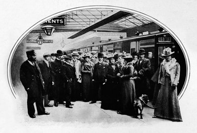Een theatergezelschap begint aan een tournee, Euston Station, Londen door Unbekannt