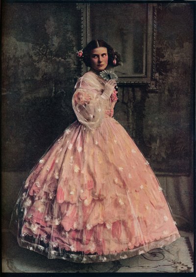 Een baljurk met drie ruches van roze zijde, met overjurk van wit gebloemd gaas, 1850-60, c1913 door Unbekannt