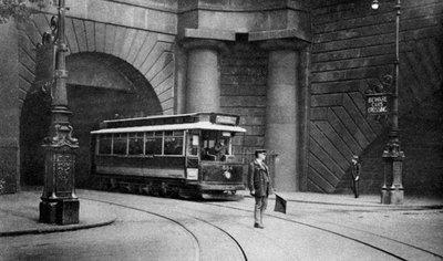 Een tram die onder Kingsway, Aldwych en Somerset House, Londen, rijdt, 1926-1927 door Unbekannt