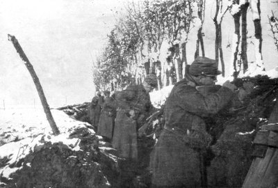 Een loopgraaf vol reserve-infanterie, Pas-de-Calais, Frankrijk, winter 1915 door Unbekannt