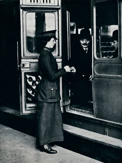 Een vrouwelijke kaartjescontroleur aan het werk, ca. 1914 door Unbekannt
