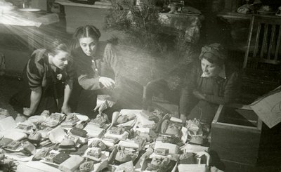 Actrices van het Moskouse Kunsttheater bereiden cadeaus voor het Rode Leger, USSR, 1943 door Unbekannt