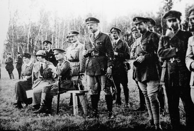 Admiraal Alexander Kolchak zittend met Britse officieren aan het oostfront, Rusland, 1918 door Unbekannt
