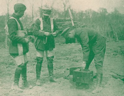 Luchtfotografen bevestigen parachutetuig voor het opstijgen, ca. 1917 1919 door Unbekannt