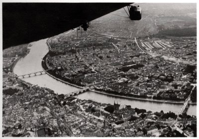 Luchtfoto van Basel, Zwitserland, vanuit een Zeppelin, 1928-1933 door Unbekannt