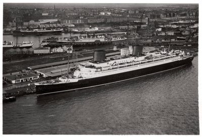 Luchtfoto van de haven van Bremen, Duitsland, en de lijnboot Europa, vanuit een Zeppelin, ca. 1931 1933 door Unbekannt
