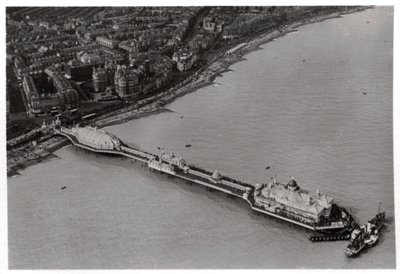 Luchtfoto van Eastbourne, Sussex, vanuit een Zeppelin, 1931 1933 door Unbekannt