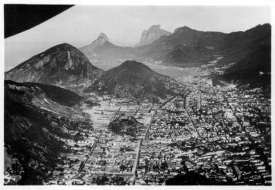 Luchtfoto van Rio de Janeiro, Brazilië, vanuit een Zeppelin, 1930-1933 door Unbekannt