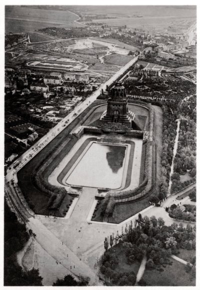 Luchtfoto van Volkerschlachtdenkmal, Leipzig, Duitsland, vanuit een Zeppelin, ca. 1931-1933 door Unbekannt