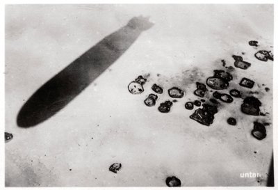 Luchtfoto van een nederzetting in de woestijn, met een schaduw van een Zeppelin, 1931-1933 door Unbekannt