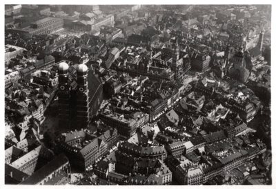 Luchtfoto van de Frauenkirche, München, Duitsland, vanuit een Zeppelin, ca. 1931-1933 door Unbekannt