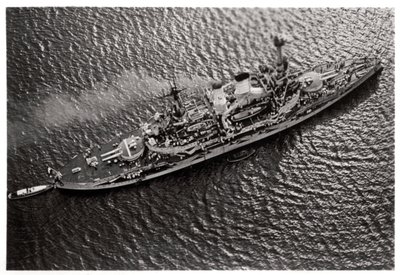 Luchtfoto van het Duitse slagschip SMS Schlesien, vanuit een Zeppelin, c1931-1933 door Unbekannt